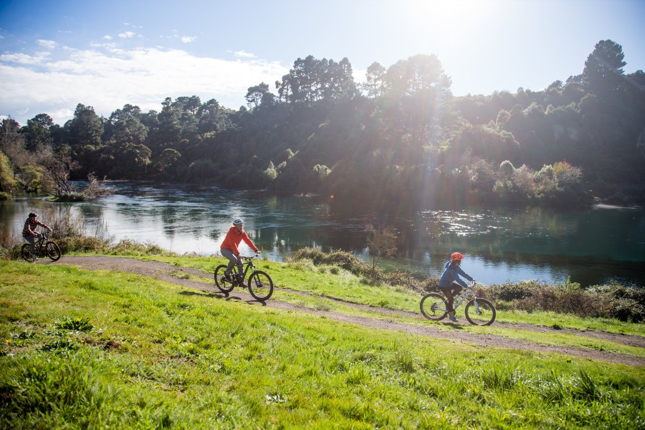 Mountain biking Waikato River, sun, river trail, people biking